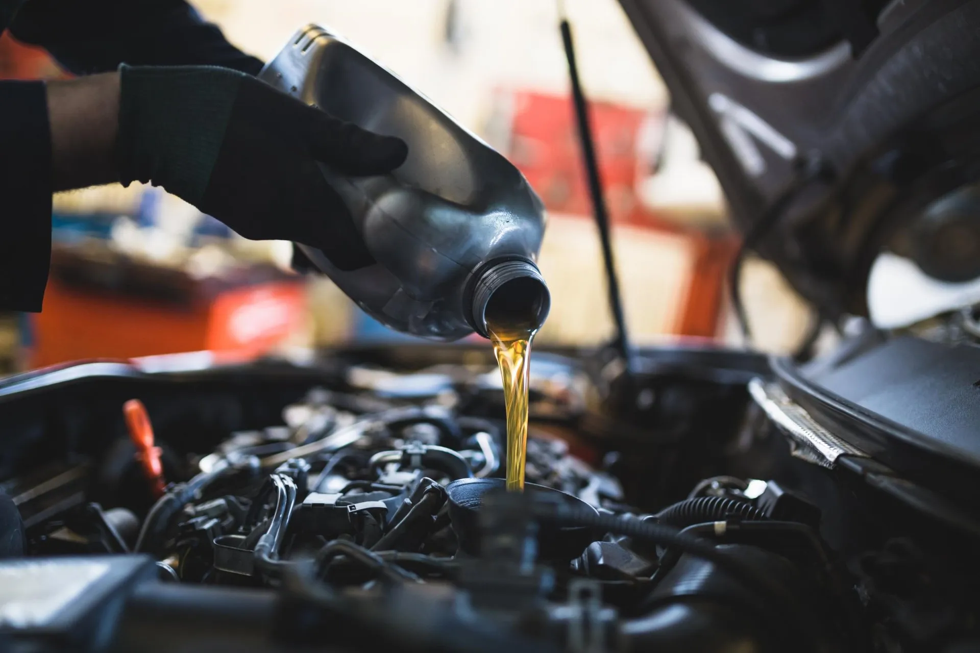 Autohuolto käynnissä korjaamolla